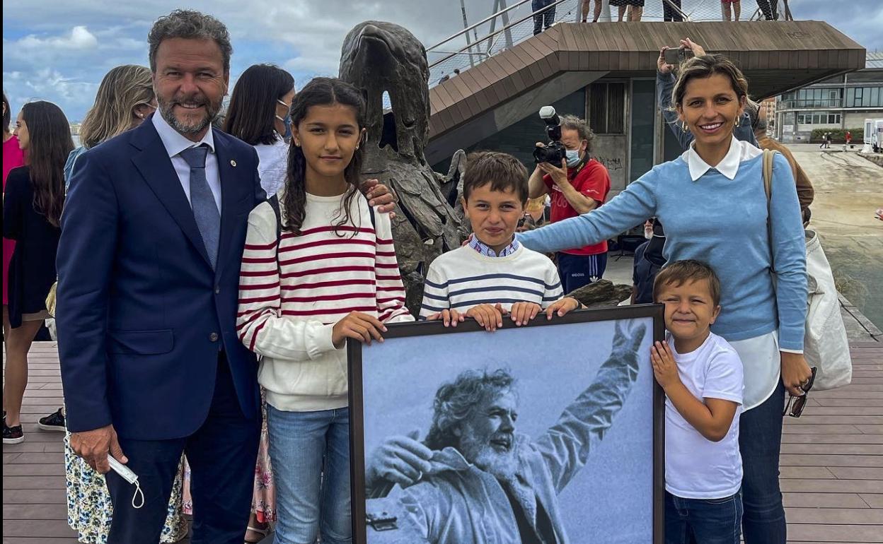 Alejandro Irigoyen, junto a sus hijos Alexa, Diego y Vital, y su mujer, Bernadette Sánchez, con una foto de Alsar y la paloma de la paz de Gamazo. 