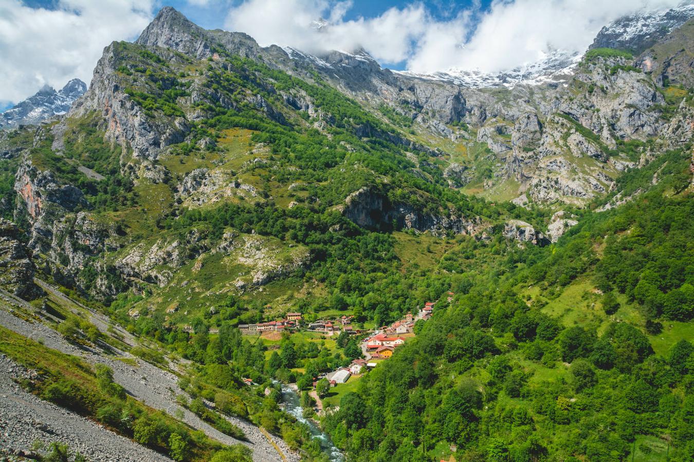 Caín (León): Caín es uno de los pueblos más destacados del Valle de Valdeón y también del Parque Nacional de los Picos de Europa. Un pueblo de montaña con mucho encanto que se encuentra situado a 480 metros de altitud y desde el que se inician numerosas rutas de senderismo. Entre ellas, una de las más famosas es la Ruta del Cares. Un rincón casi de cuento rodeado de imponentes cumbres calizas, dominado por el verde y también repleto de calles empedradas y de construcciones y casas típicas de piedra, madera, teja…