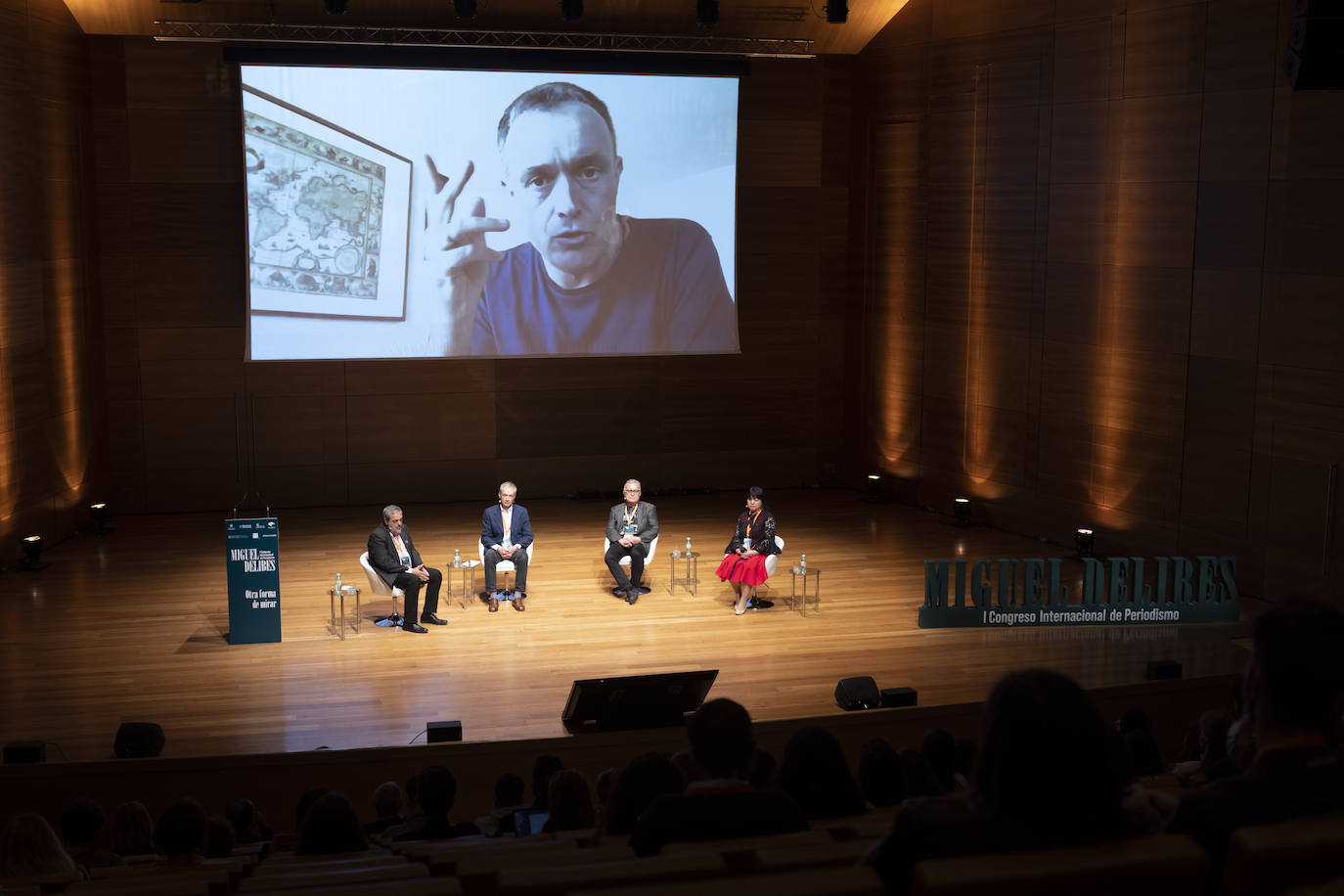 En la pantalla, Mikel Ayestaran, durante la mesa de corresponsales extranjeros.