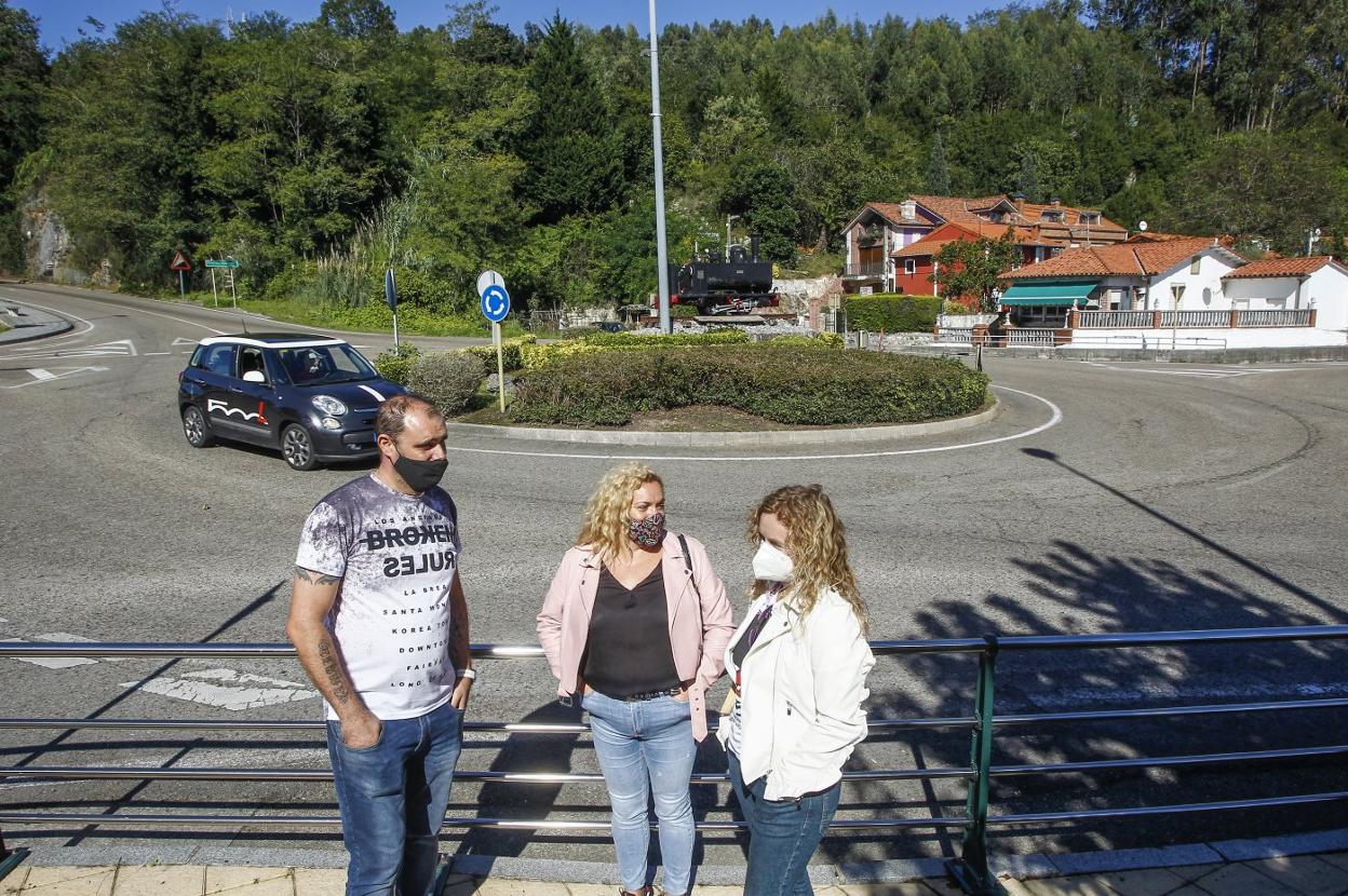 Sergio Ortega, Noelia Sánchez y Angélica Herrera conversan junto a la rotonda de acceso al hospital Sierrallana. luis palomeque