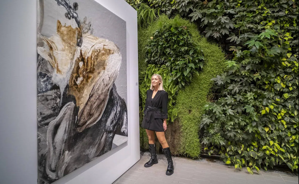 Irene Pérez junto a una de las obras de la muestra que se inauguró ayer en el Centro Cívico Tabacalera. 