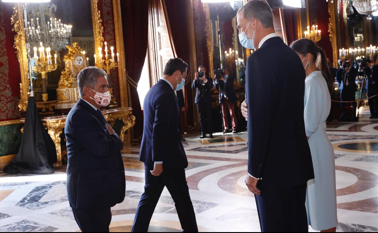 Revilla asiste en Madrid al homenaje a la bandera y al desfile militar del Día de la Fiesta Nacional