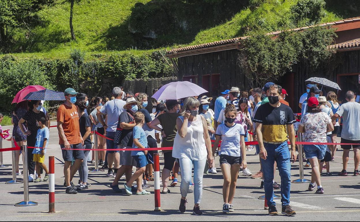 Visitantes en el Parque de la Naturaleza de Cabárceno.