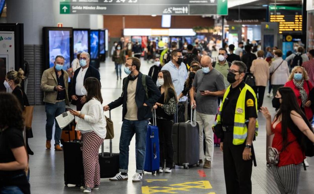 Varias personas en las instalaciones de la estación de Atocha tras desconvocarse la huelga de Renfe, en Madrid 