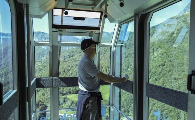 Un turista en el interior del teleférico de Fuente Dé. 