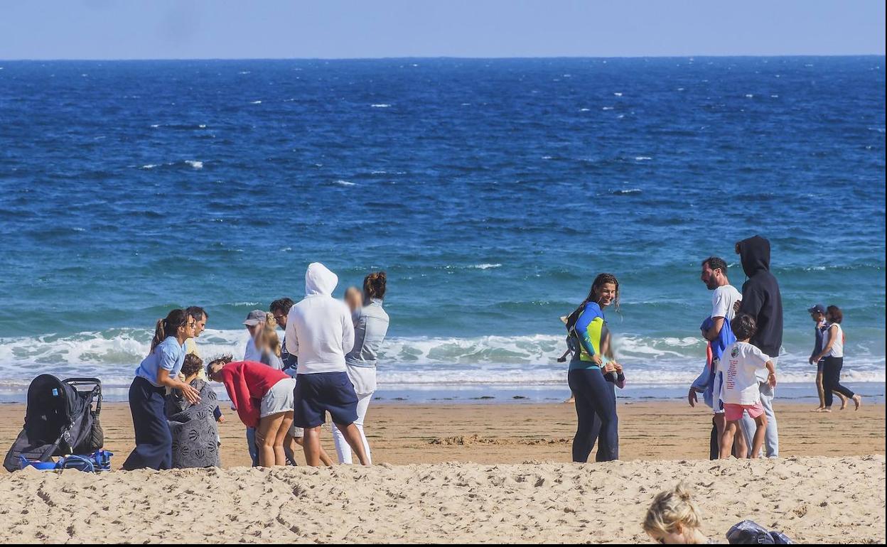 Aspecto que presentaba ayer una de las playas de Santander, con muchos turistas aprovechando el puente. 