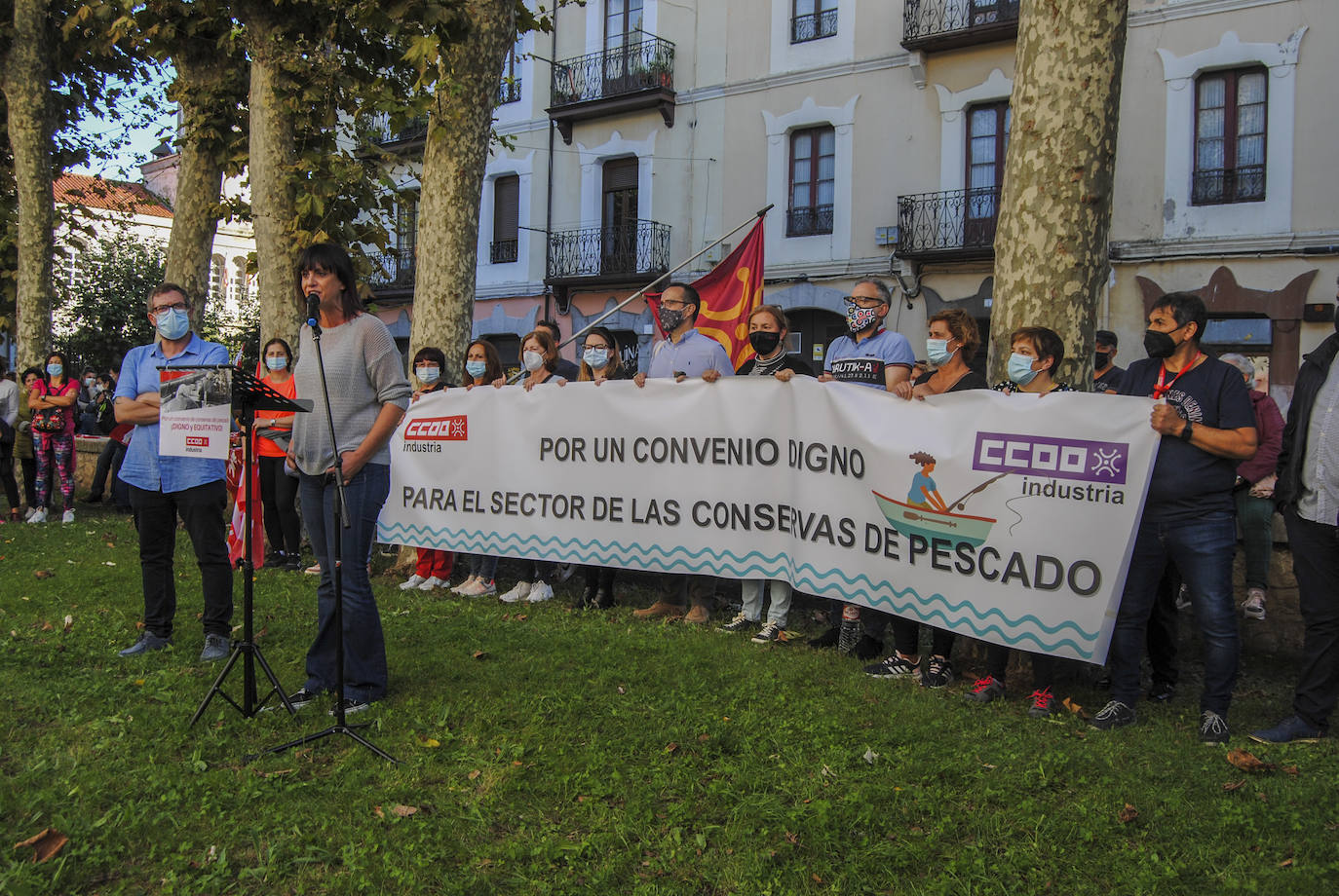 Fotos: Los trabajadores de las conservas de pescado toman las calles de Santoña