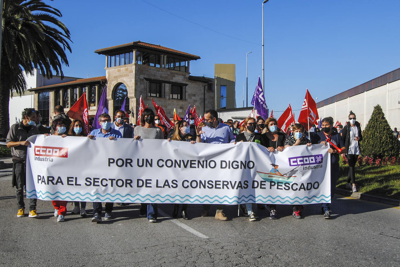 Fotos: Los trabajadores de las conservas de pescado toman las calles de Santoña