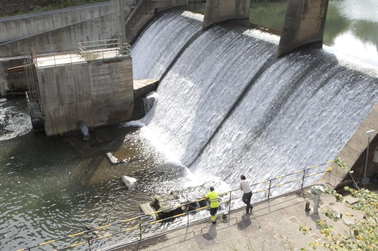 Presa de captación de agua en el río Besaya.