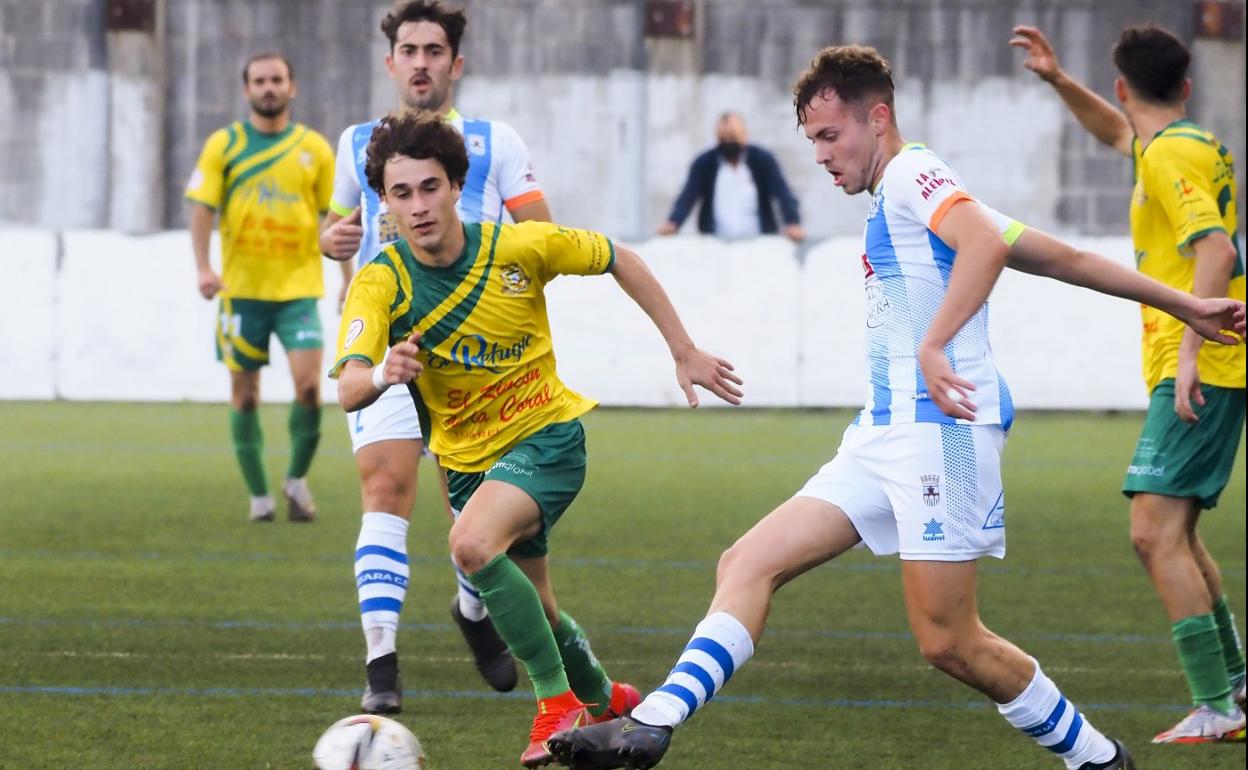 Higuera trata de controlar el balón en presencia de Eloy en el partido ante el Náxara. 