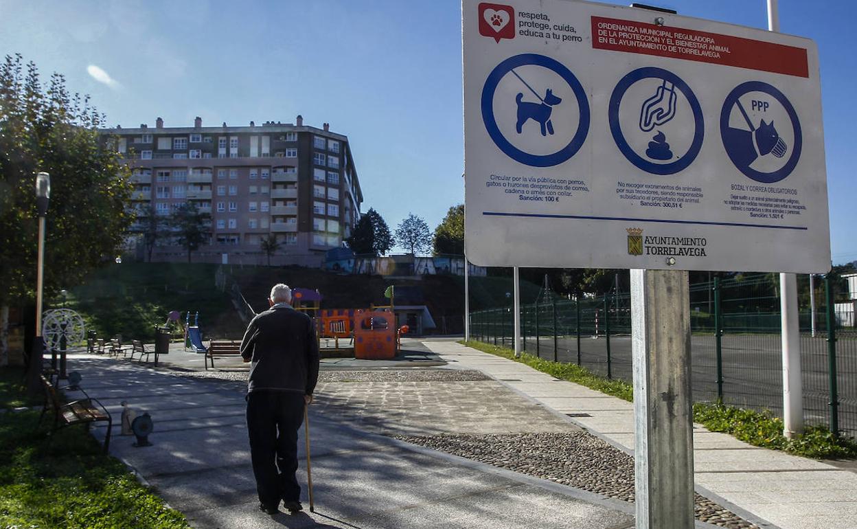 Una de las nuevas señales verticales colocada en el barrio de Nueva Ciudad.