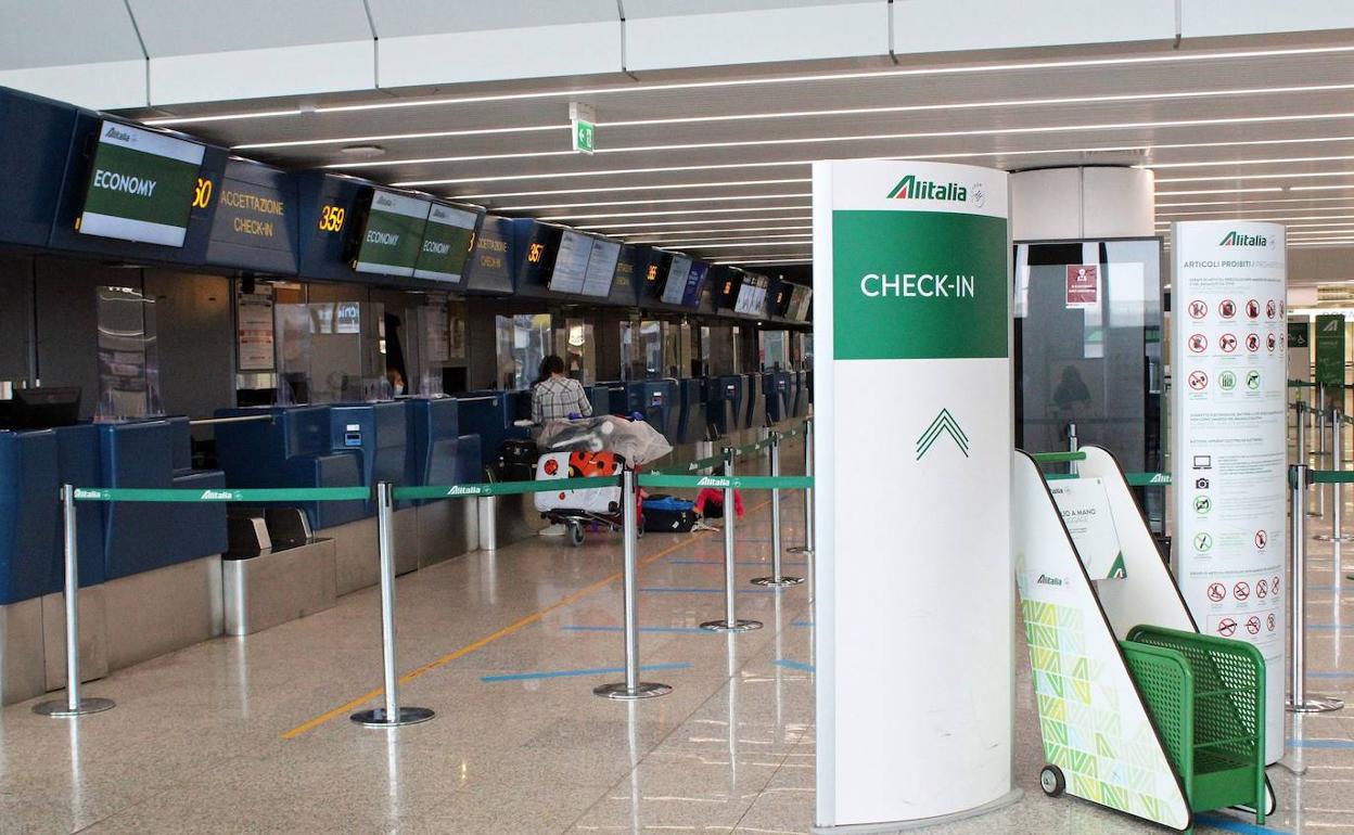 Mostradores vacíos de Alitalia en el aeropuerto de Roma Leonardo Da Vinci, en Fiumicino.
