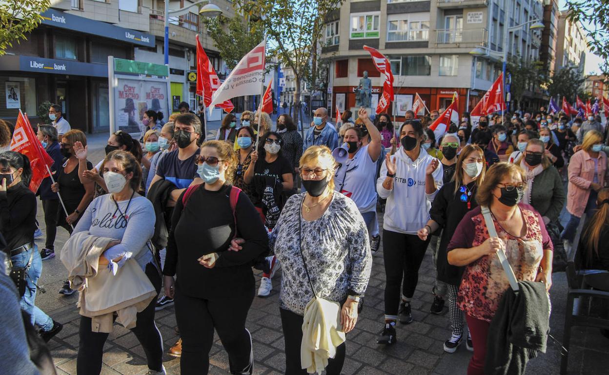 Las calles de Santoña acogieron este jueves la protesta del sector de las conservas de Cantabria.