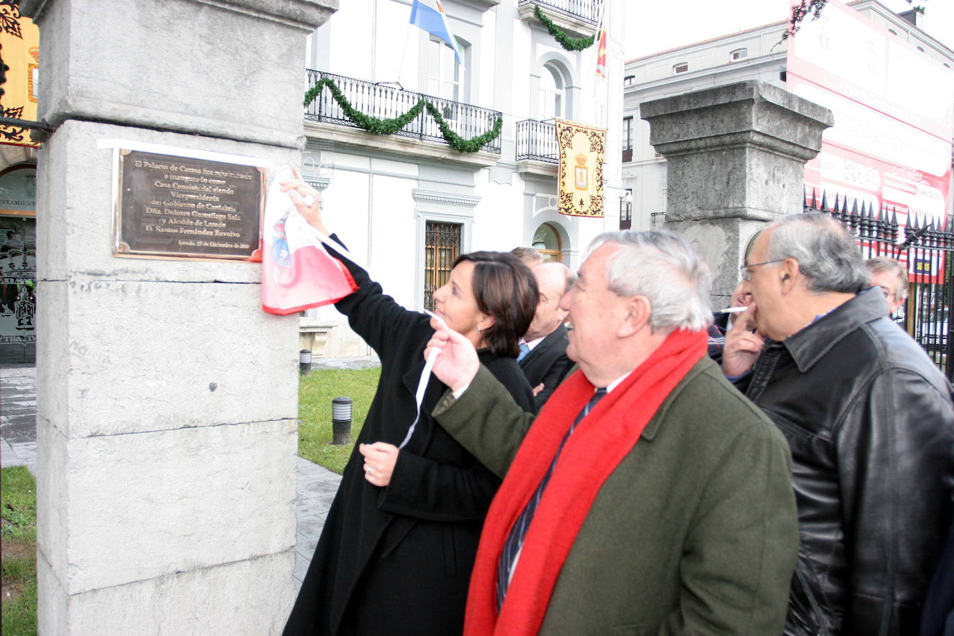 Inauguración del nuevo Ayuntamiento de Laredo, en el Palacio Carasa en 2007. La entonces vicepresidenta Dolores Gorostiaga, junto al alcalde Santos Fernández Revolvo, descubrió la placa conmemorativa.