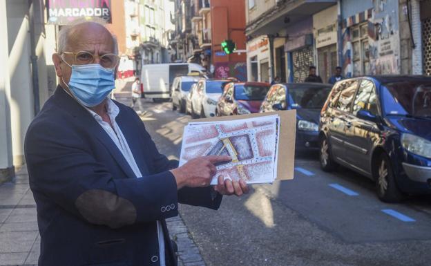 Imagen principal - Jesús Garay, presidente de la Asociación de Vecinos del Río de la Pila, enseña la propuesta de peatonalización que presentó al Ayuntamiento de Santander.