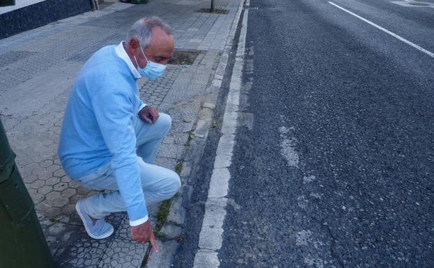 Imagen principal - Eloy Rebollar, miembro de la Asociación de Vecinos Pedro Velarde, en las zonas más deterioradas de la calle Jerónimo Sáinz de la Maza.