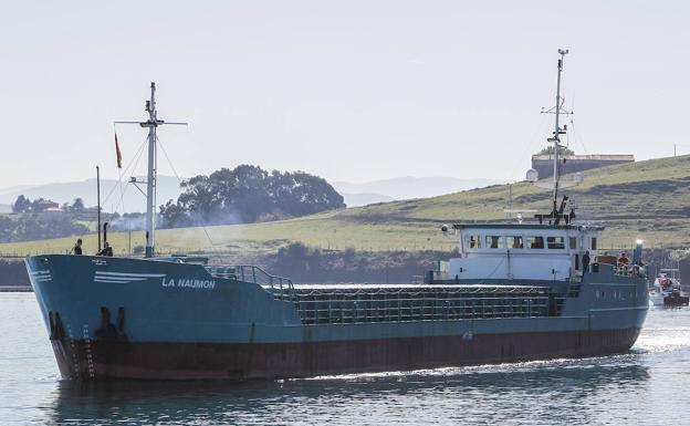 El barco partió ayer desde Requejada hasta recalar en Astander para la colocación de una vela