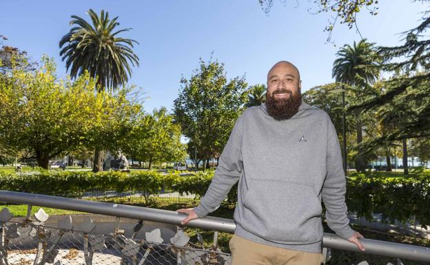 Ernesto Sánchez, en el puente sobre el estanque de los Jardines de Pereda.