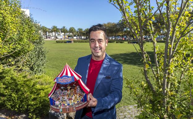 Raúl Alegría sostiene un pequeño circo entre sus manos con Mesones como escenario.