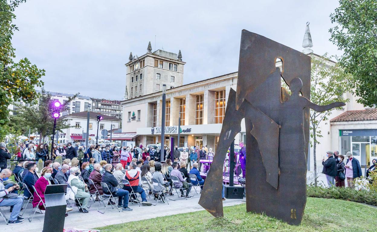 Decenas de personas asistieron al acto de homenaje que se celebró en la Plaza de las Estaciones, donde se ubica la escultura