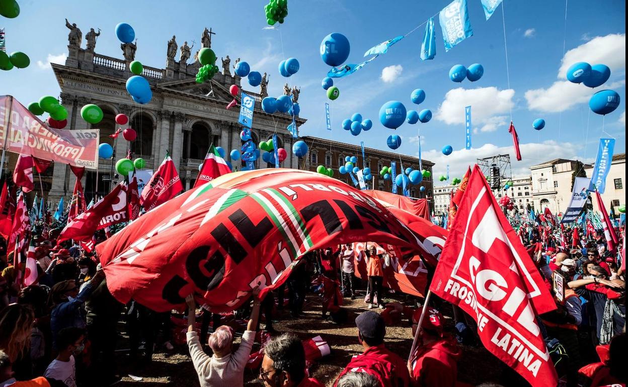 Mitin antifascista de la CGIL y otros sindicatos, este sábado en Roma.