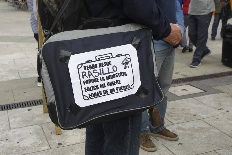 Fotos: Concentración y manifestación contra los eólicos