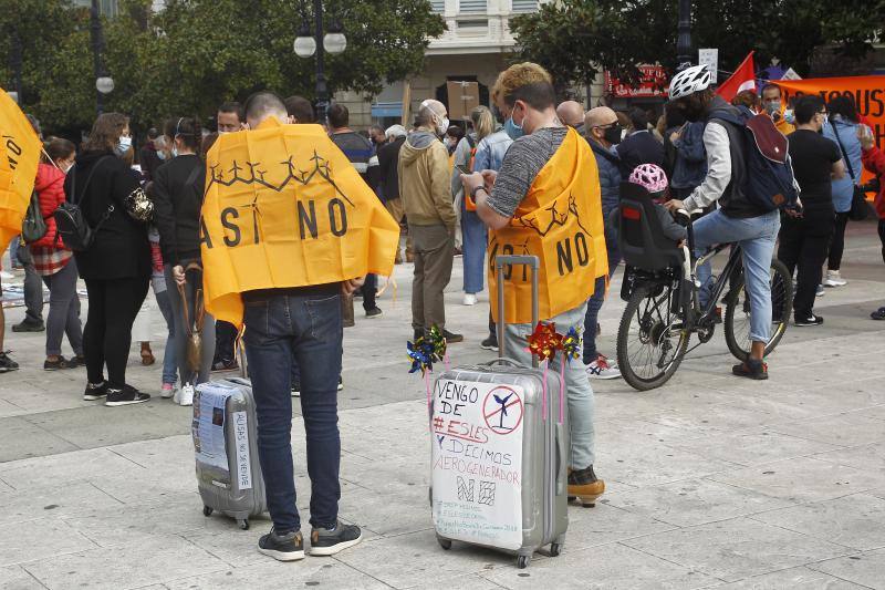 Fotos: Concentración y manifestación contra los eólicos