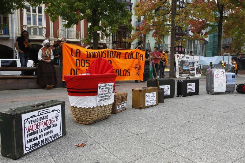 Fotos: Concentración y manifestación contra los eólicos