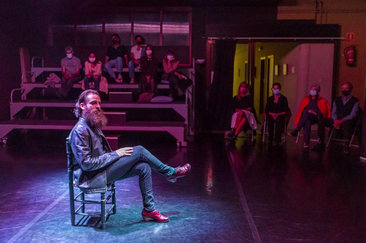 El espectáculo 'Flamencas... Con duende y valentía', de Álvaro Murillo, fue en la noche del viernes la última cita escénica de Espacio Espiral. 