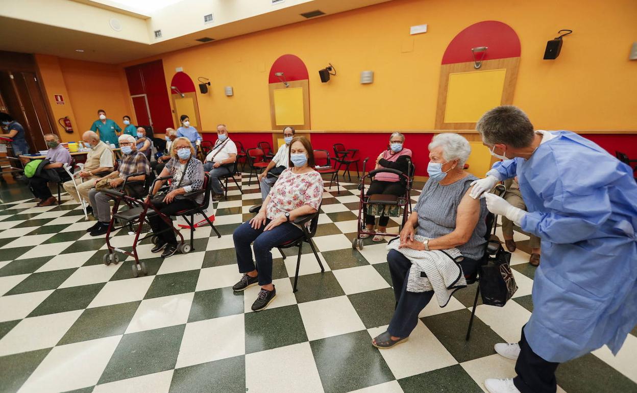 Vacunación de la tercera dosis entre usuarios de residencias.