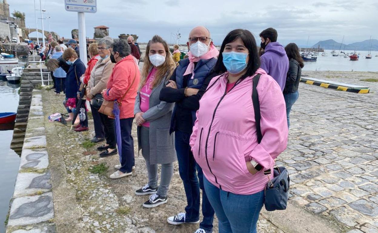 Castro Urdiales celebra su 'Abrazo solidario' contra el cáncer de mama