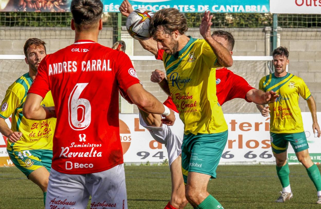 Álex Díaz, del Tropezón, se adelanta a Andrés Carral, del Laredo, en un lance del encuentro. luis palomeque