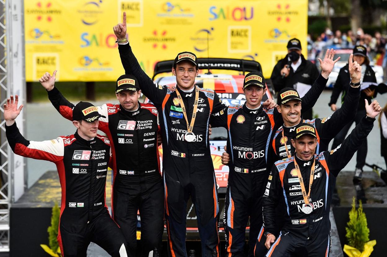 Elfyn Evans y Scott Martin; los ganadores de la prueba, Thierry Neuville y Martijn Wydaeghe; y Dani Sordo y Cándido Carrera, ayer en el podio. afp