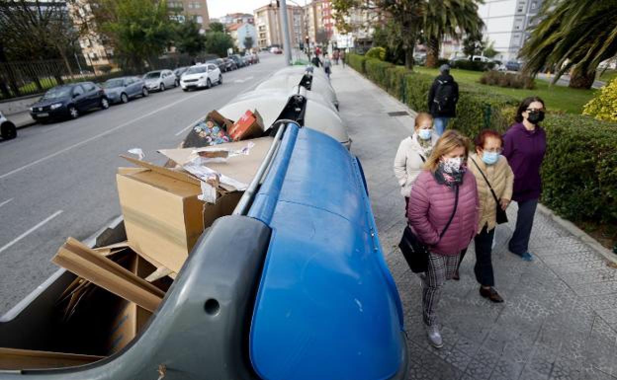 Contenedores rotos y llenos de basura en la calle General Dávila.