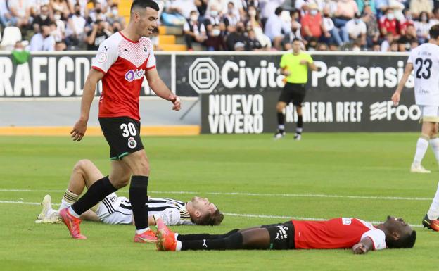 Soko, tumbado en el suelo, tras su gran carrera hacia el área del Badajoz.