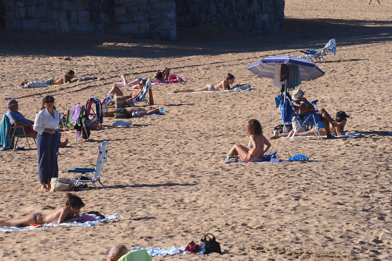 El tiempo que ha tenido Cantabria este lunes y martes ha sido un espejismo, una última ventana veraniega en el preludio del otoño, que irrumpirá de súbito el jueves, con descenso acusado de las temperaturas y precipitaciones intensas.