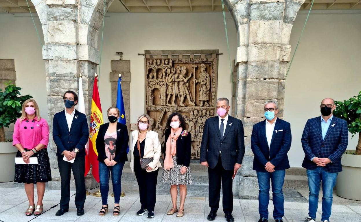 Las mujeres con cáncer de mama reinvindican en el Parlamento un pacto que incluya a los pacientes