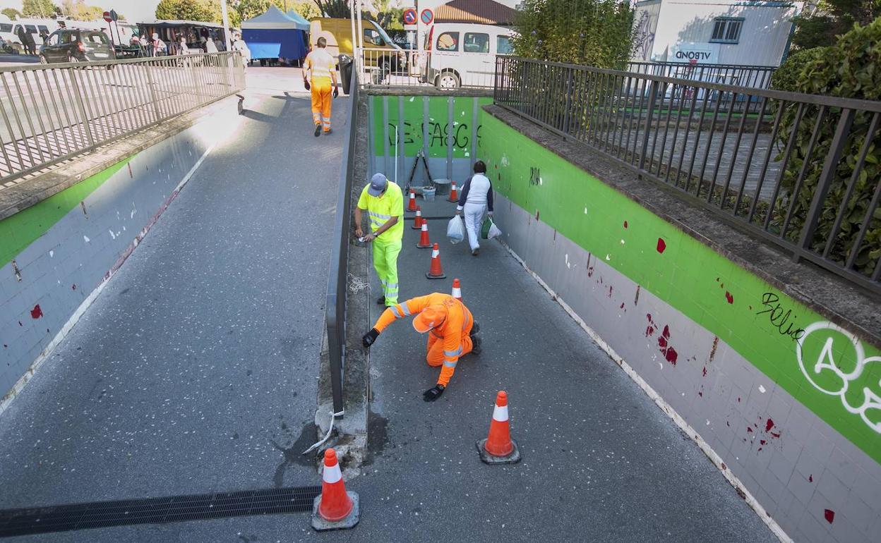 Operarios trabajan en la renovación de esta vía, este martes, en Maliaño. 