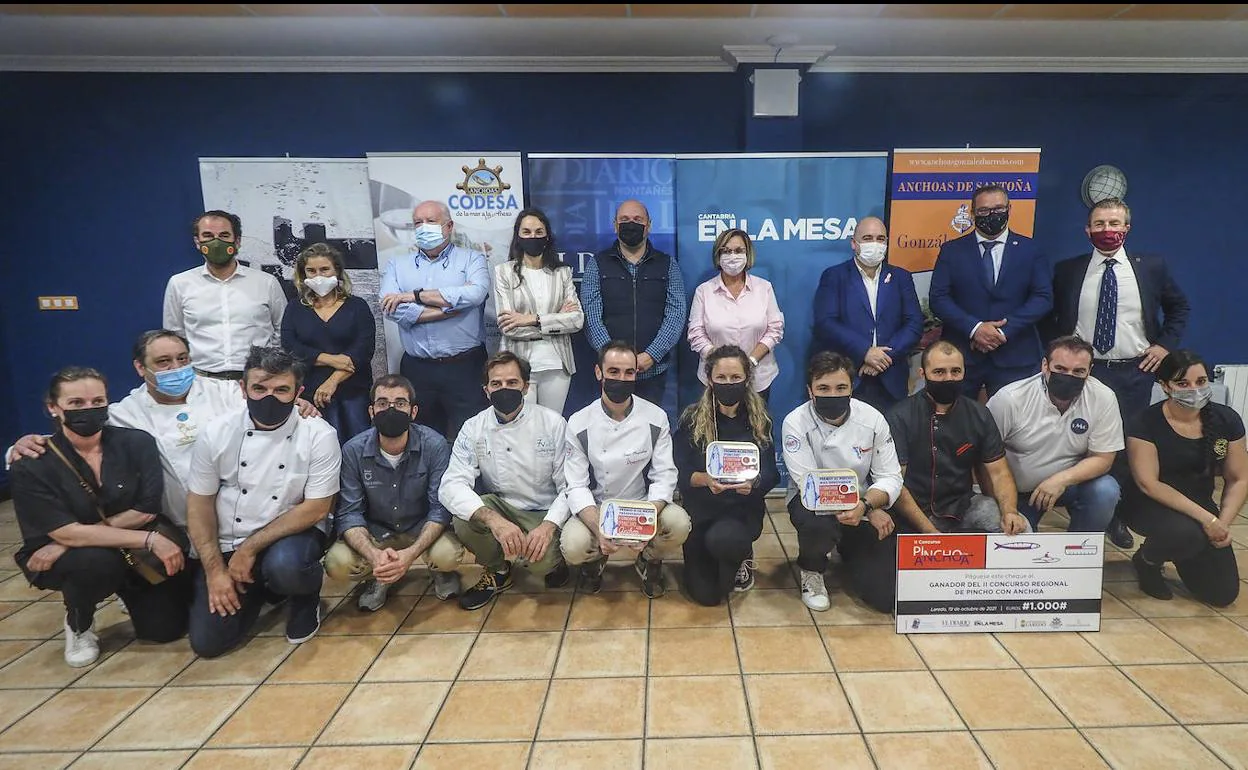 Foto de familia de todos los finalistas, miembros del jurado y de la organización, autoridades locales y regionales.