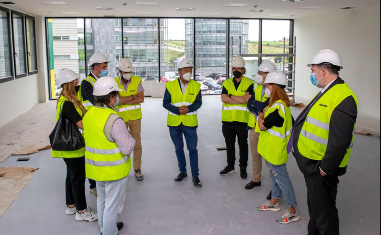 Foto de archivo de la visita del consejero a las obras del edificio.