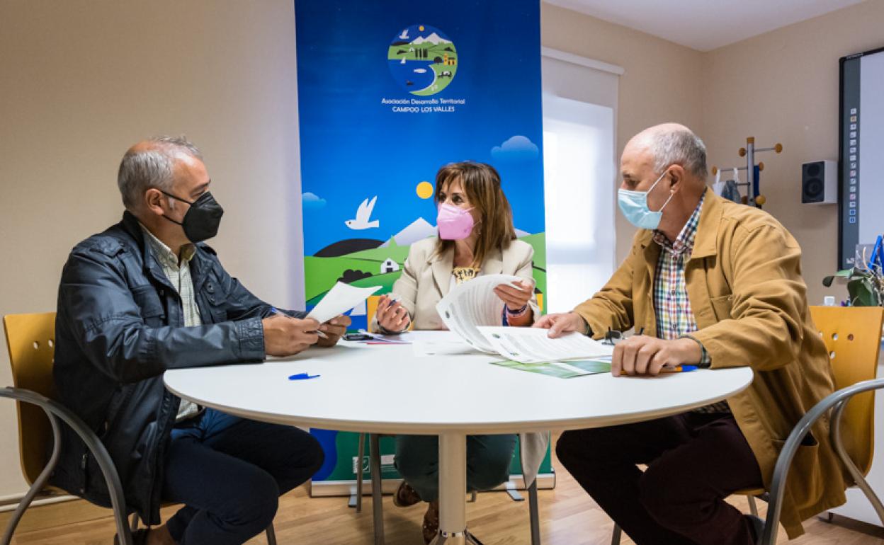 La sede de la ADT Campoo-Los Valles, en Matamorosa, acogió la firma del acuerdo entre las tres entidades.