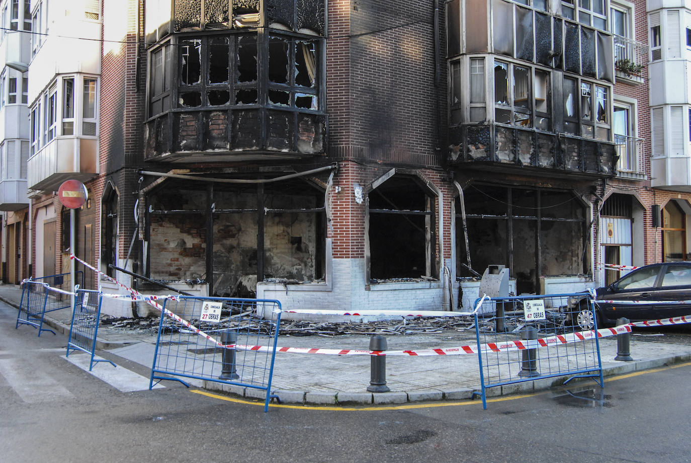 Fotos: Un incendio calcina un local comercial de Santoña