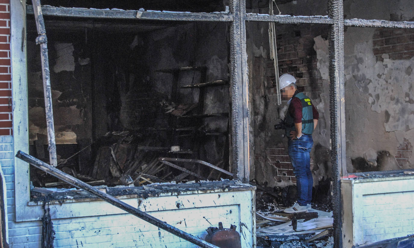 Fotos: Un incendio calcina un local comercial de Santoña