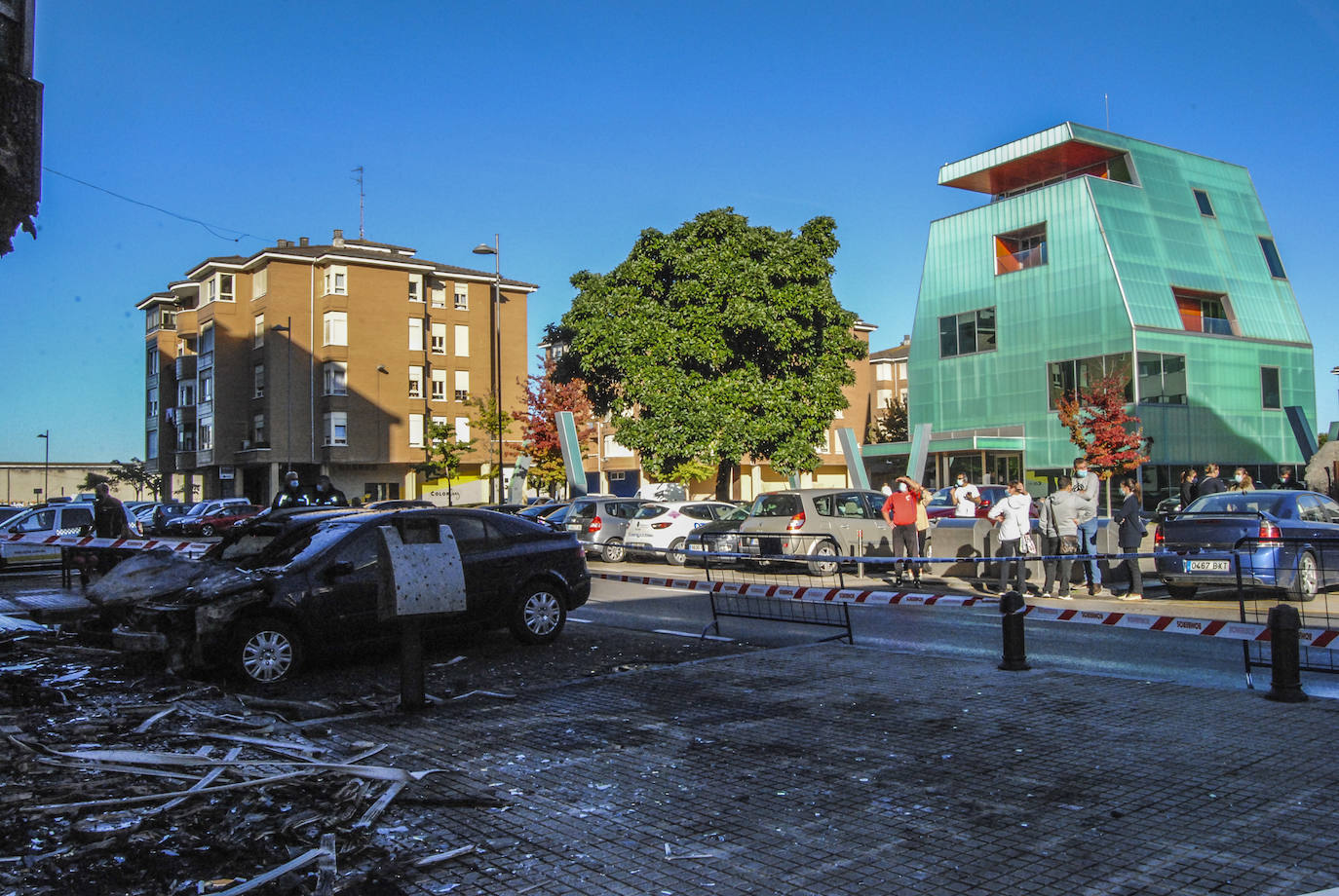 Fotos: Un incendio calcina un local comercial de Santoña