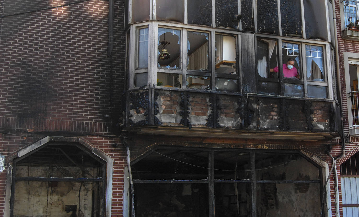 Fotos: Un incendio calcina un local comercial de Santoña