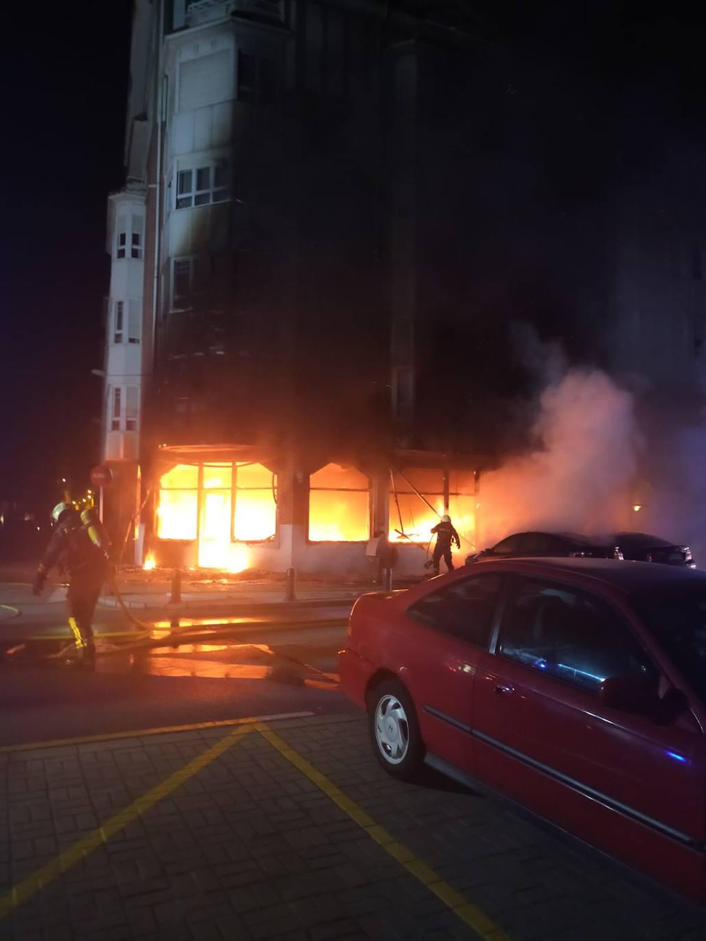 Fotos: Un incendio calcina un local comercial de Santoña