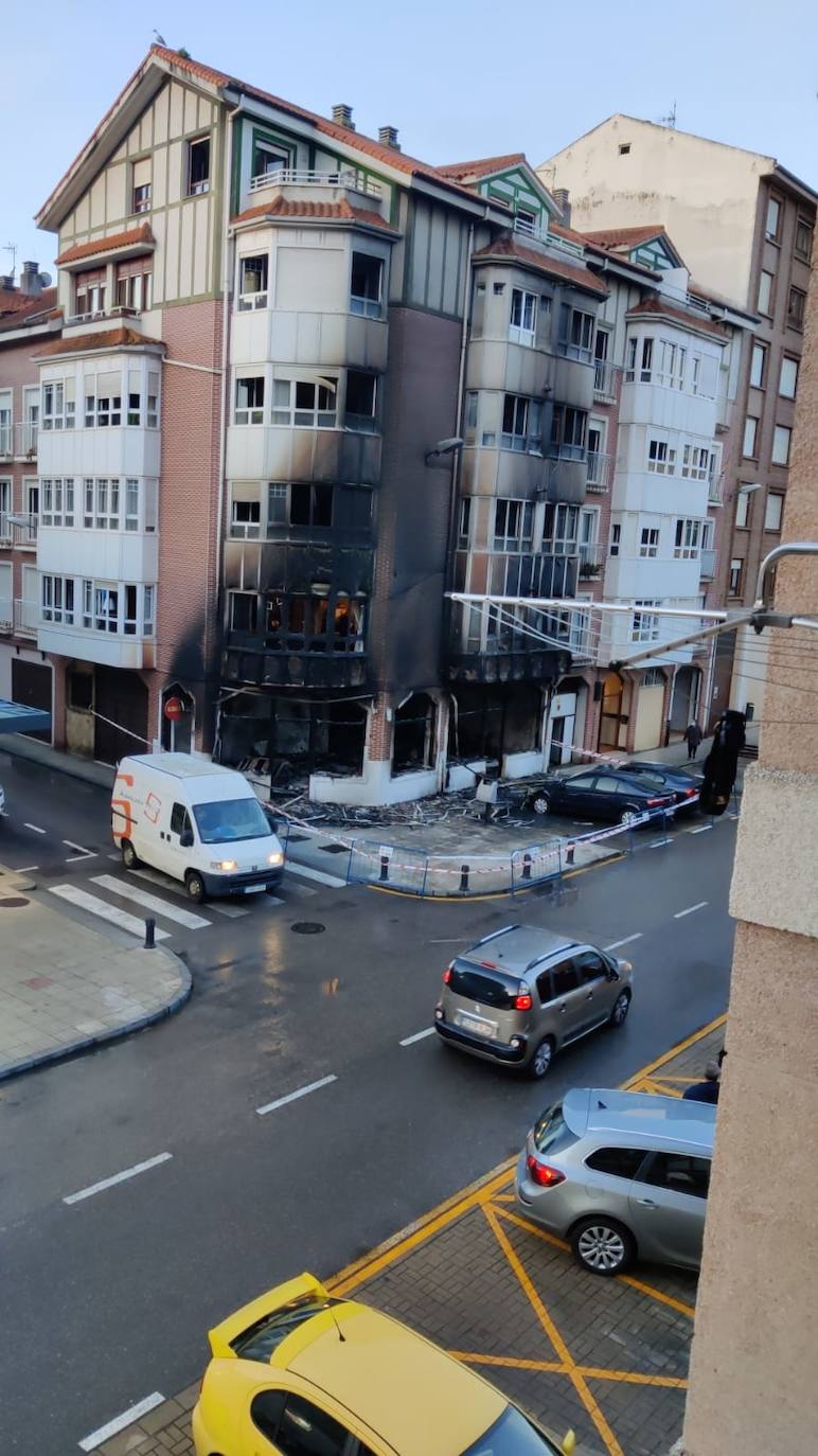 Fotos: Un incendio calcina un local comercial de Santoña