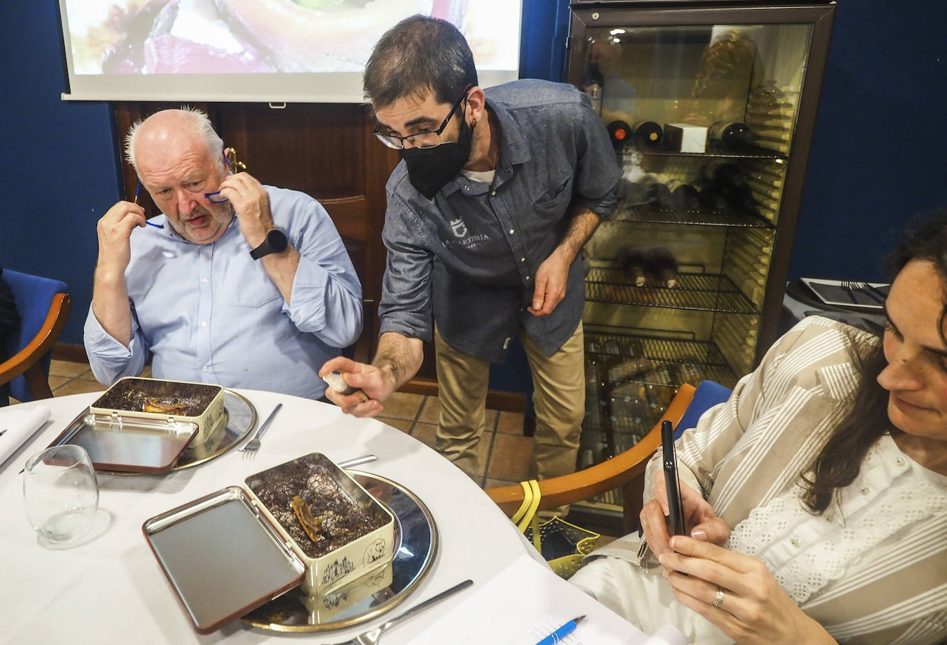 El jurado ha estado compuesto por Ricardo Ezcurdia, Ana Arroyo y Gabriel Argumosa, de la Academia Cántabra de Gastronomía; y Elvira Abascal, jefa de sala de El Nuevo Molino.