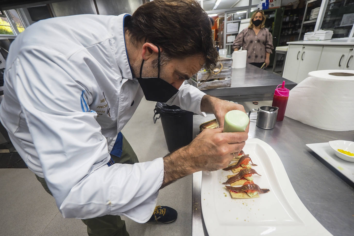 El jurado ha estado compuesto por Ricardo Ezcurdia, Ana Arroyo y Gabriel Argumosa, de la Academia Cántabra de Gastronomía; y Elvira Abascal, jefa de sala de El Nuevo Molino.