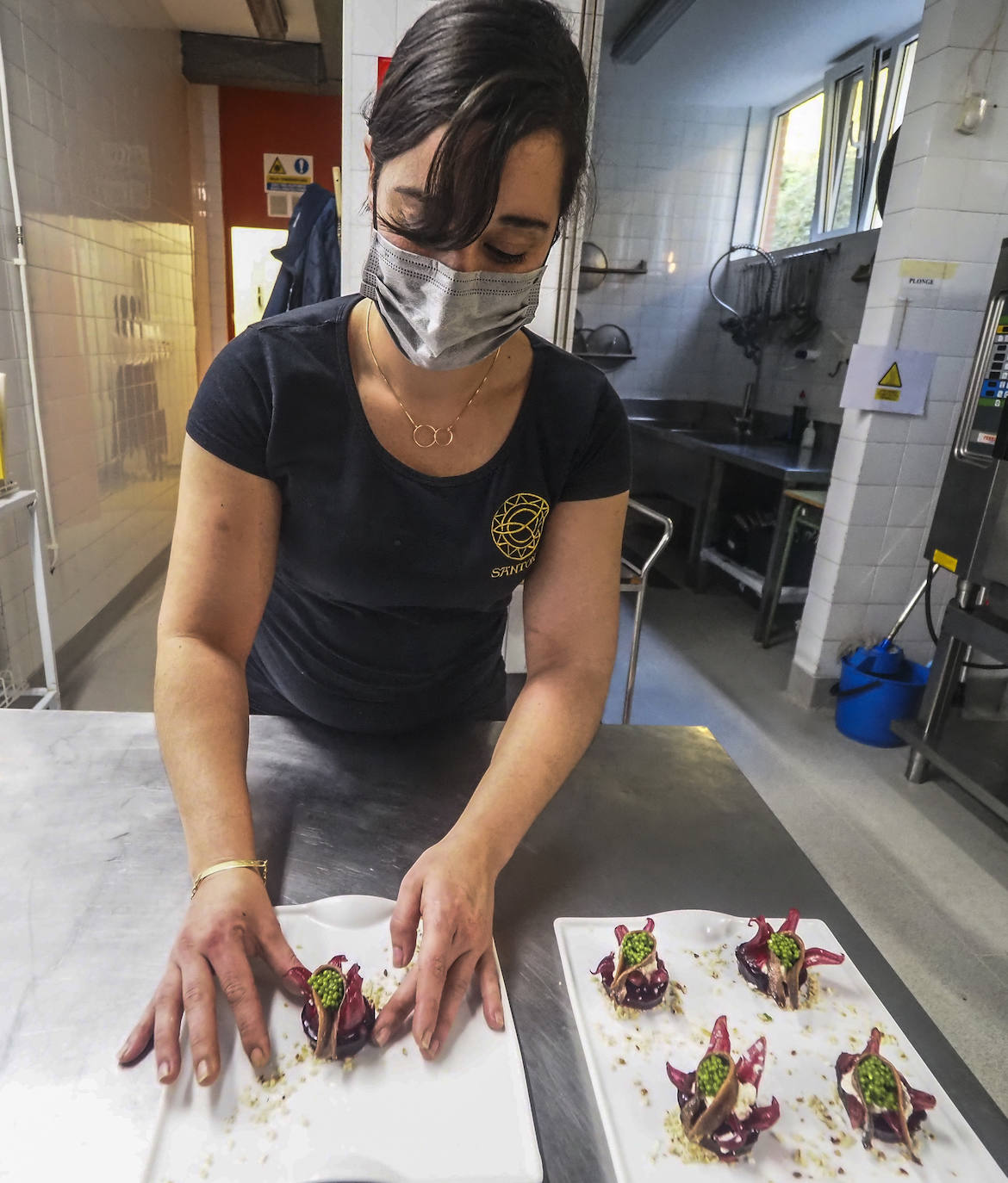 El jurado ha estado compuesto por Ricardo Ezcurdia, Ana Arroyo y Gabriel Argumosa, de la Academia Cántabra de Gastronomía; y Elvira Abascal, jefa de sala de El Nuevo Molino.